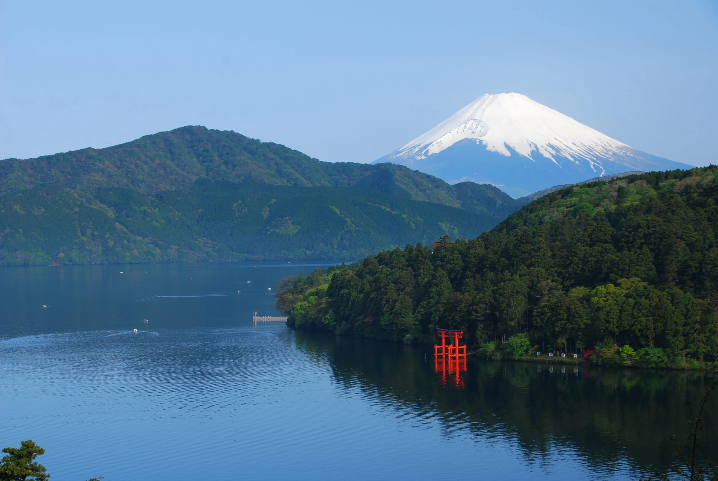 芦ノ湖と箱根の山々