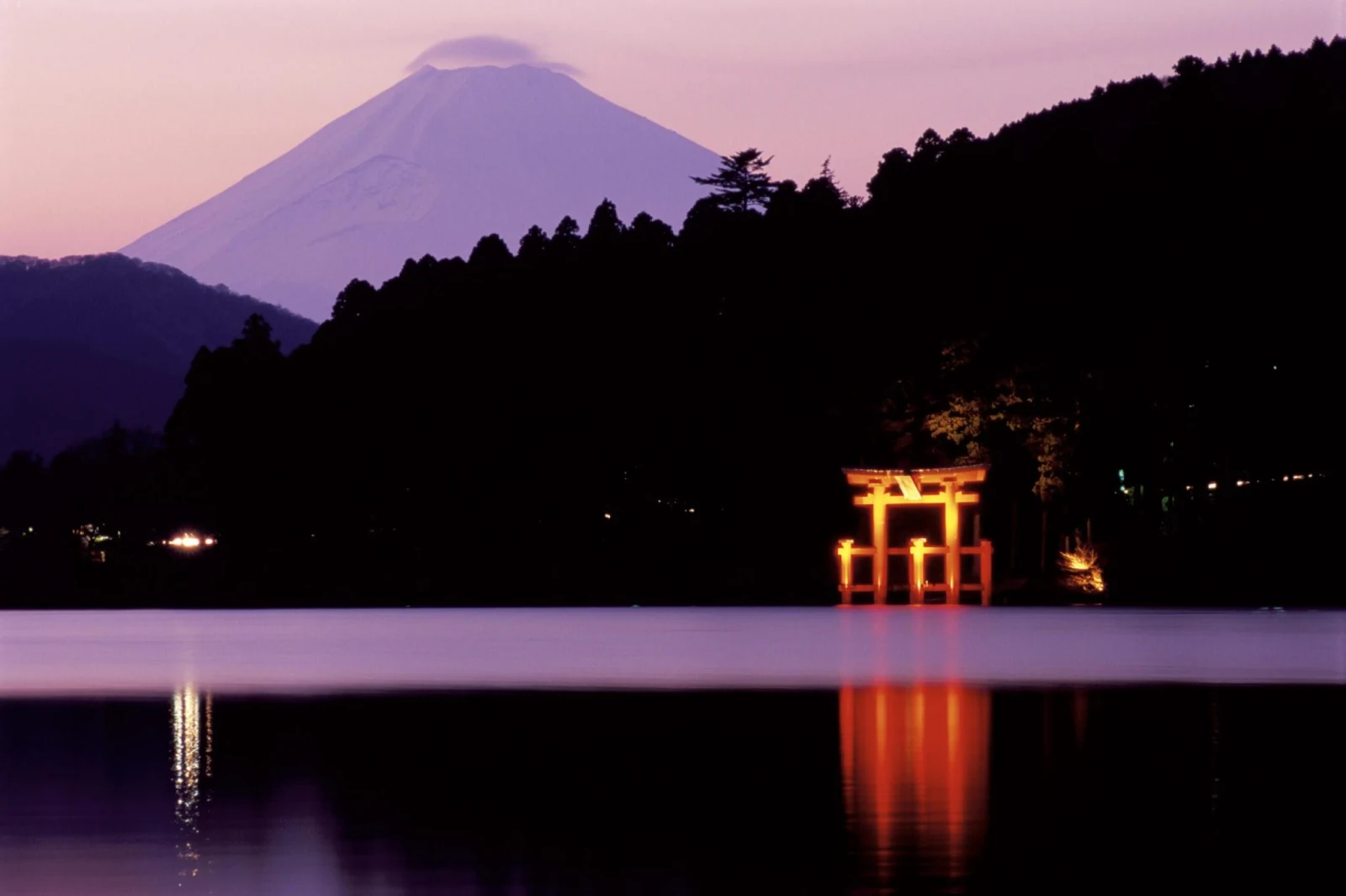 芦ノ湖と箱根の山々