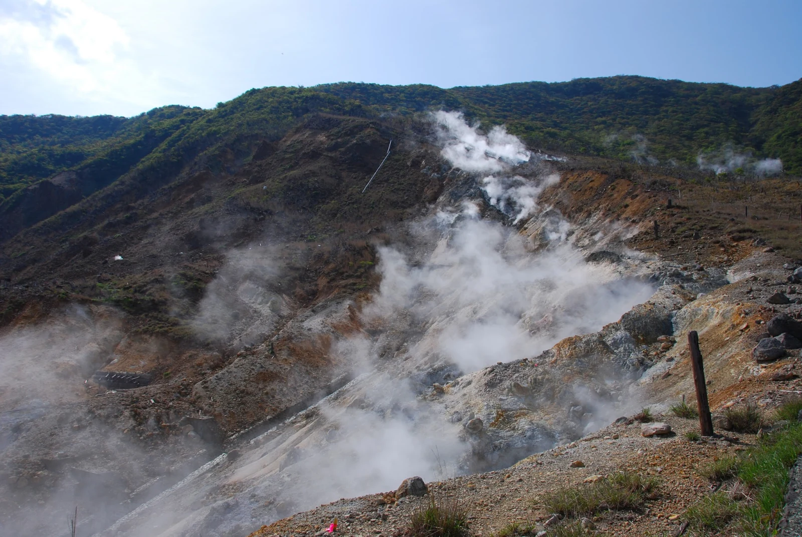 噴煙が立ち上る大涌谷