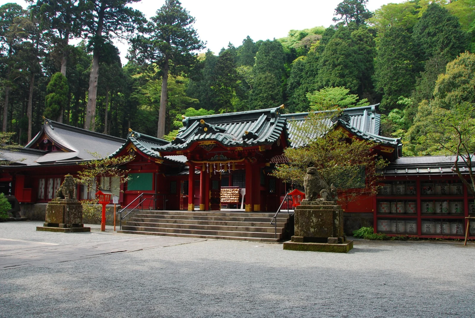芦ノ湖畔の箱根神社